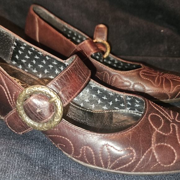 PIKOLINOS Size 7 Brown Low Heels with Gold Buckle - Picture 2 of 13